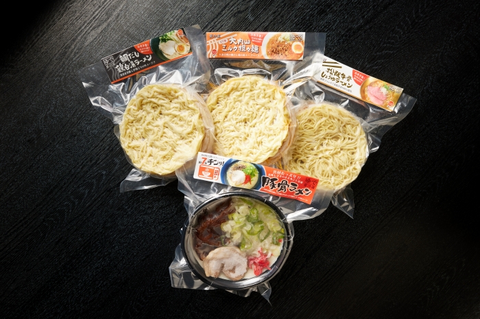 （冷凍） 【玉城豚の豚骨ラーメン/8食入り】 ／ 八家フーズ 電子レンジ 具材付き チャーシュー 大紀町 ご当地グルメ 三重県